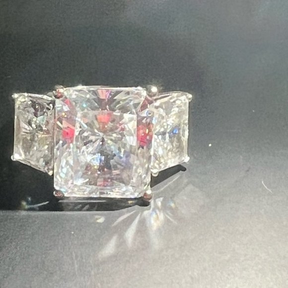 Mystique's "Diamond Quality" CZ 12ct starburst Emerald three stones ring - Picture 2 of 3